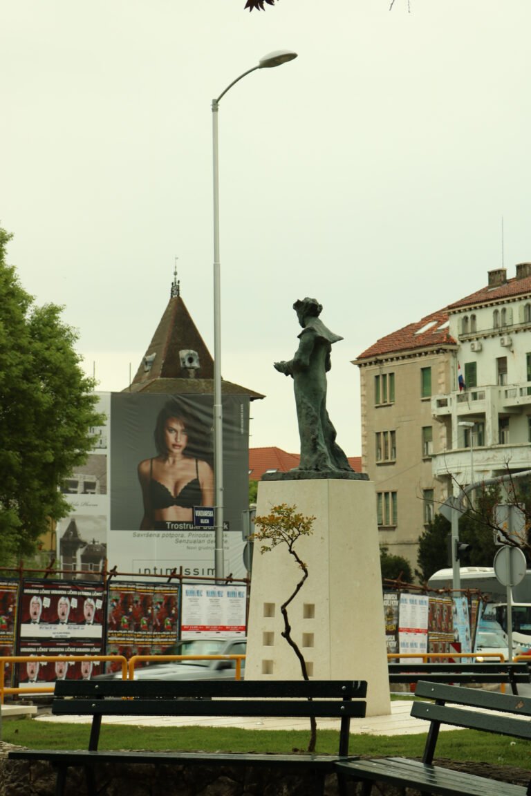 Spomenik „I u mom gradu Vukovar svijetli“ – Lumin
