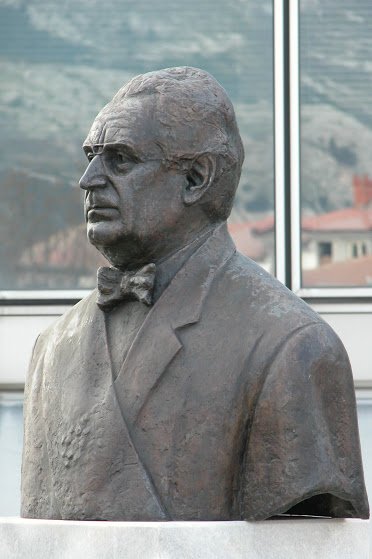 Brončano poprsje dr. Franje Tuđmana u Solinu